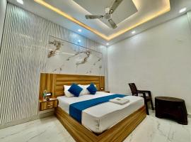 Hotel Krishna Kripa Palace، فندق في فريندافان