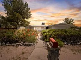 Modern 5BR Retreat l Cozy l Spacious Work-Friendly