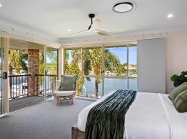 Family Tides Waterfront Home on the Canal, hotel i Banksia Beach