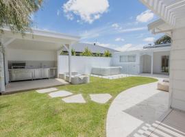 Coastal Waters - Spa, Sleeps 8, Newly Renovated，位于格罗夫海洋的酒店