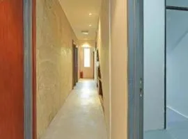 OYO 90662 The 1975 Hotel