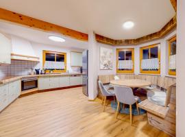 Chalet Wasserfall 52 mit Sauna, hotel in Hart im Zillertal