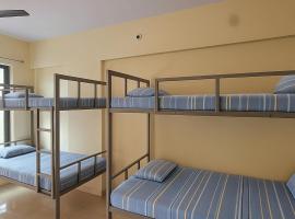 Luxurious Bed With Breakfast, hostel σε Thane
