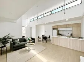 Skyline Loft I HERstay in Point Cook