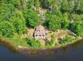 180 Degree Lakefront Views-Fire Pit-Swimming, chalupa v destinaci Bucksport