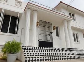 La Vista Ocean - Calm Coastal Villa on ECR - 4 BR Private Stay، فندق في Kūvattūr