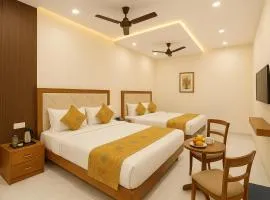 HOTEL BNK GRAND Near Goḏawalia Chauraha - 100 Meter From Baba Vishwanath Temple & Ganga Arti Ghat ! Wi-Fi #Lift #Hygiene & Spacious Room - BEST HOTEL IN VARANASI