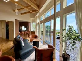 ISANA Panorama Villa 天然温泉付き 大室山付近 海の絶景の一軒家貸別荘, hotel em Ito