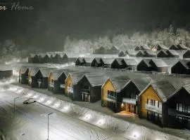 Wonder Hill - bajkowy widok na góry i zalew