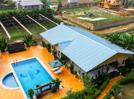 Aurea 4-BHK Farmhouse With Private Pool, Garden & Gazebo, βίλα σε Greater Noida