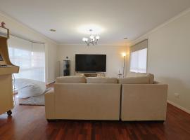 Relaxing Family Getaway 3BR House with Garden, hotel i Sydenham