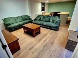 Spacious 4-Bedroom Maisonette Near Station