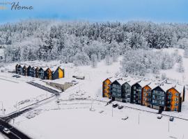 Wonder Hill - klimatyzowane apartamenty z bajkowym widokiem na góry i zalew oraz z dostępem do basenów i jacuzzi, hotel in Sosnówka