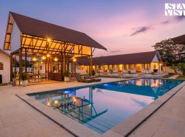 StayVista at Impiana with Jacuzzi, Pet-friendly, WiFi、カルジャットのホテル