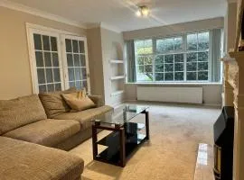 Modern Huddersfield Stay - Garden & Parking - Suitable for Contractors