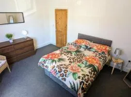 The Lawrence, Redcar - 2 Bedroom Victorian House - Free On-Street Permit Parking, Fast Wifi, Virgin TV - Perfect for Contractors, Families and Couples