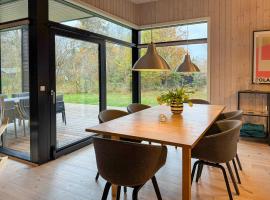 New Summer House Between Forest And Sejrø Bay, hotel a Hønsinge