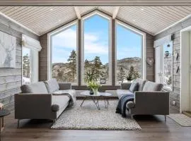 Modern Cabin Near Maldalsvatnet And Reinsnuten
