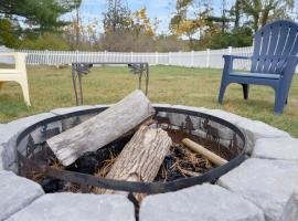 Near ConcertsDog-FriendlyFirepitFenced Yard, hotel in Bangor