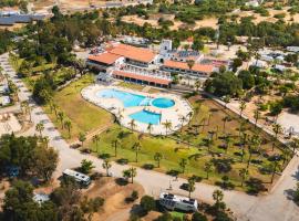 HolaCamp Albufeira, hotel a Albufeira