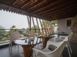 ELIVAAS Tapovan Estate 2-BHK With Kids Attic, Garden, Gazebo and Scenic Views: Bhowāli şehrinde bir otel