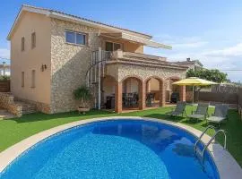 Catalunya Casas Cozy beach town villa for 8 - no car necessary!