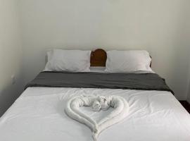 FeelATHome STAY - Near sinharajaya，位于Kiriwalagama的带停车场的酒店