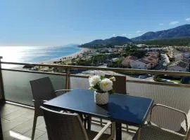 Apartamento con terraza, vistas playa y montaña