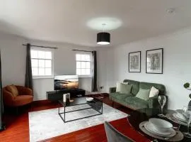 Bright 1 Bed Harbour-side Apartment with Balcony