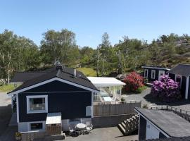 Fantastic cozy house for Holiday or Working near the beach and the city, hotel i Hällsvik