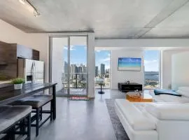 Vibrant Downtown Haven with Rooftop Pool & Parking