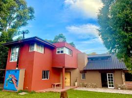 Wood Side Hostel, hotel in Mar del Plata