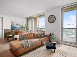 Luxury 3BR Sub Penthouse with Parking, Pool and Gym, hotel v Melbourne