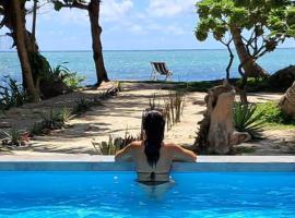 Piscine rien que pour vous, propriété entière face au lagon, les pieds dans l 'eau, cuisine équipée & wifi Le Boraha Beach Lodge 90 m2, chata v destinaci Sainte Marie