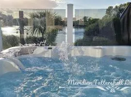 Meridian Tattershall Lakes Escape - Lakeside lodge caravan with the fishing peg LUXURY HOT TUB