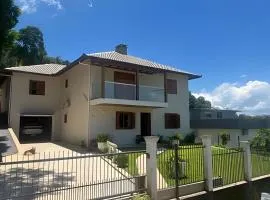 Casa vista das colinas