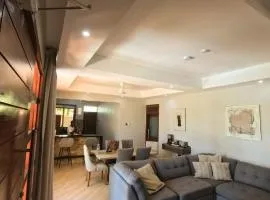 Spacious 3-Bedroom Close to the Beach ,Parking