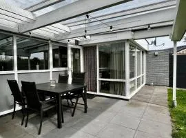 Ruhiges Ferienhaus uneinsehbarer großer Garten, komplett eingezäunt 160 m hoch