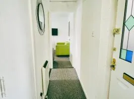 Comfy 3BR Flat on Quiet Street in Wollaton