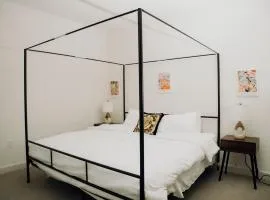 Modern 2 BR 2 BA near downtown Boston free parking