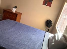 West Valley Spacious Room 2 94th, Hotel in Phoenix