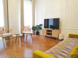 Haussmann 2BR Apt in Le Marais for 6 & 3mns to metro