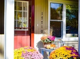 "Chic Retreat" Home Office & Gym by Roxy Rentals