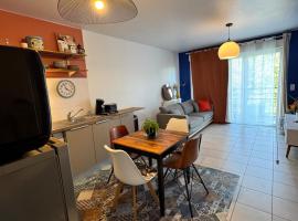 Small 2 room cocoon in a luxury building, ξενοδοχείο στο Lognes