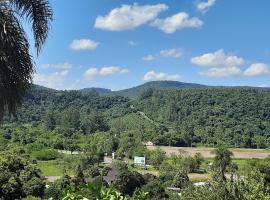 Casa Finger novo á 800m do Núcleo de casas Enxaimel da Adoma e do Centro os anfitriões residem ao lado, favor detalhar pedido de reserva، فندق في Ivoti