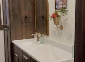 The Wandering Doe Readers Retreat with Hot Tub, hotel in Long Valley Junction