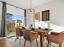 Luxe Retreat with Gym, Ping Pong, King Bed, Near WEM