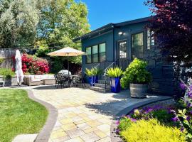 Hot Tub Bright Modern steps to downtown, hotel in San Anselmo