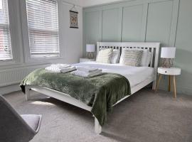 Westfield Town-House Free Parking, Secure Garden, hotel in Caversham