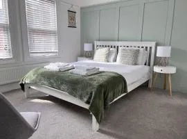 Stylish Caversham Town-House Free Parking & Garden